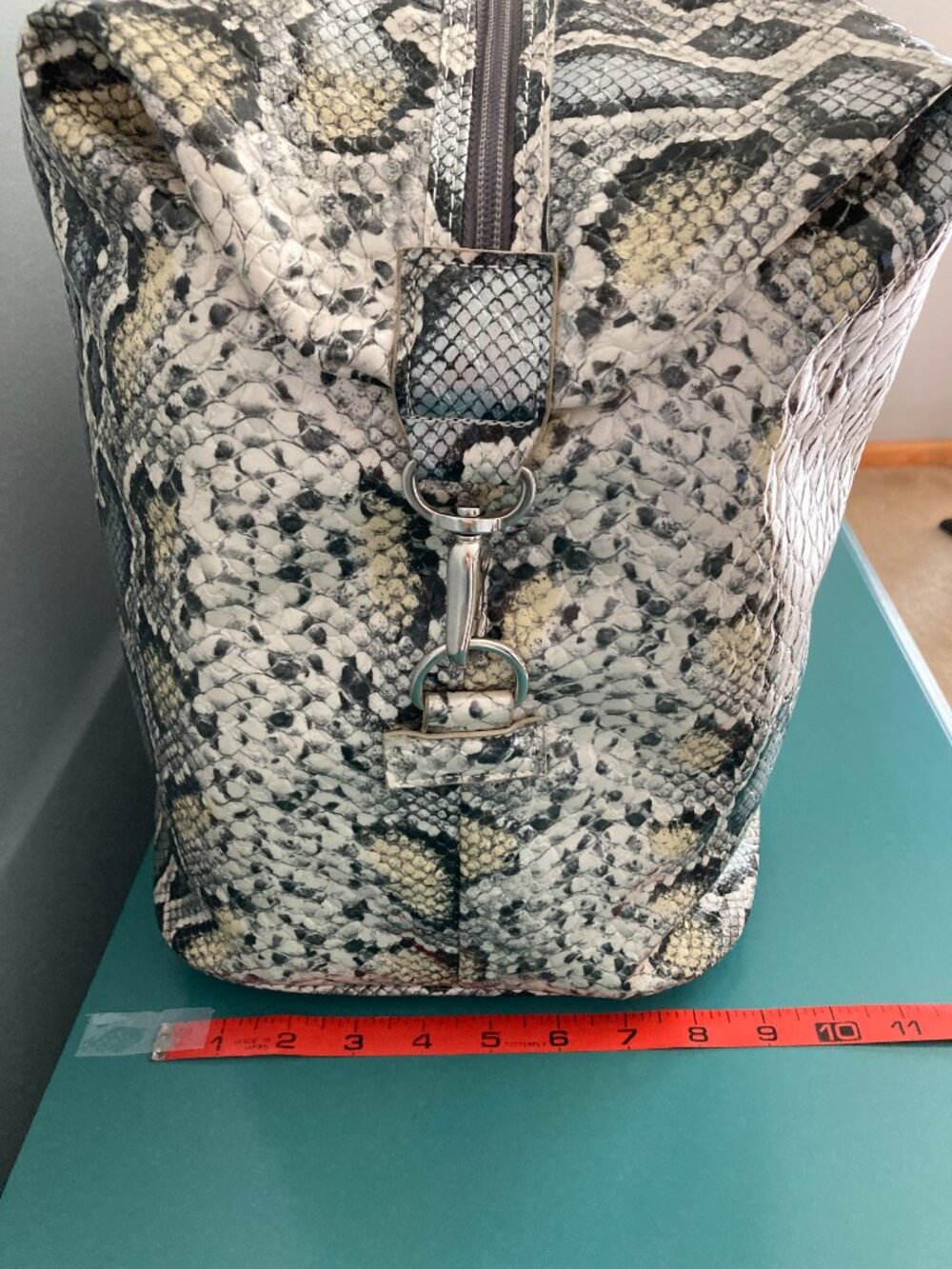 NWOT Kathy Von Zeeland Weekender Bag Cream/Gray Snake Print - Picture 13 of 16